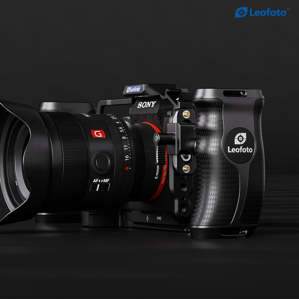 Leofoto CH-5L cameracage linkerhandgreep gebruikt op twee camera-opstellingen met Leofoto cameracages.