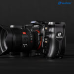 Leofoto CH-5L cameracage linkerhandgreep gebruikt op twee camera-opstellingen met Leofoto cameracages.