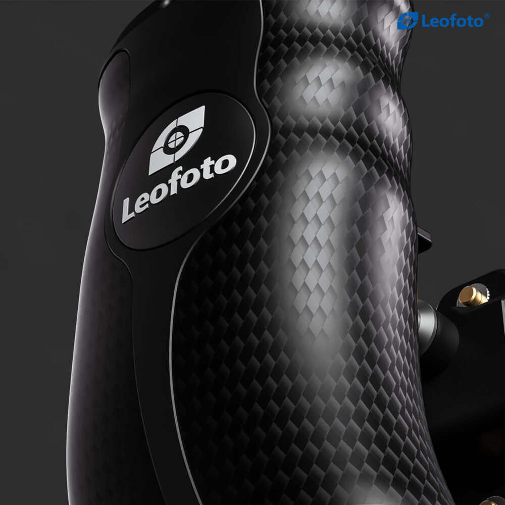 Leofoto CH-5R cameracage handgreep rechts close-up van carbon oppervlak met Leofoto logo op zwarte achtergrond.