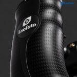 Leofoto CH-5R cameracage handgreep rechts close-up van carbon oppervlak met Leofoto logo op zwarte achtergrond.