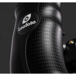 Leofoto CH-5R cameracage handgreep rechts gemonteerd op cameracage naast camera body op donkere achtergrond.