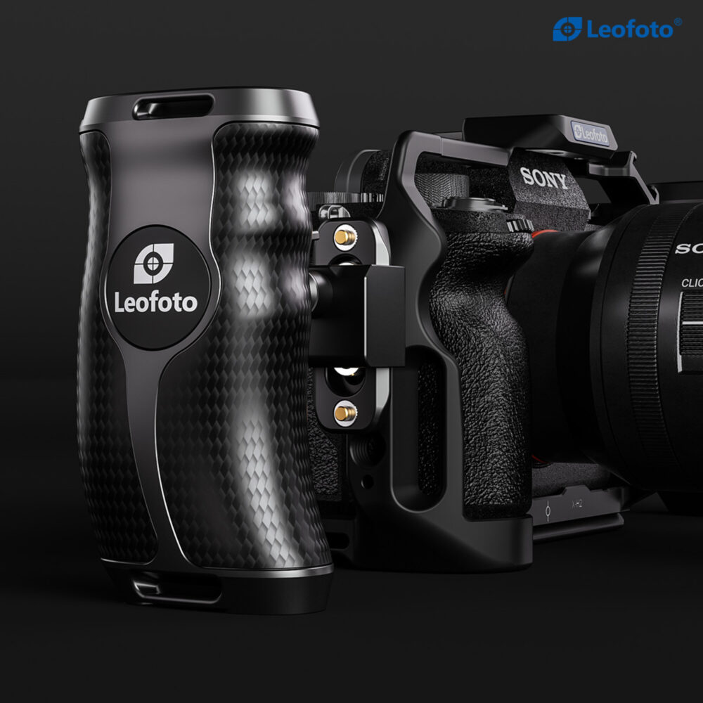 Leofoto CH-5R cameracage handgreep rechts zijaanzicht gemonteerd aan cameracage met camera op statief.