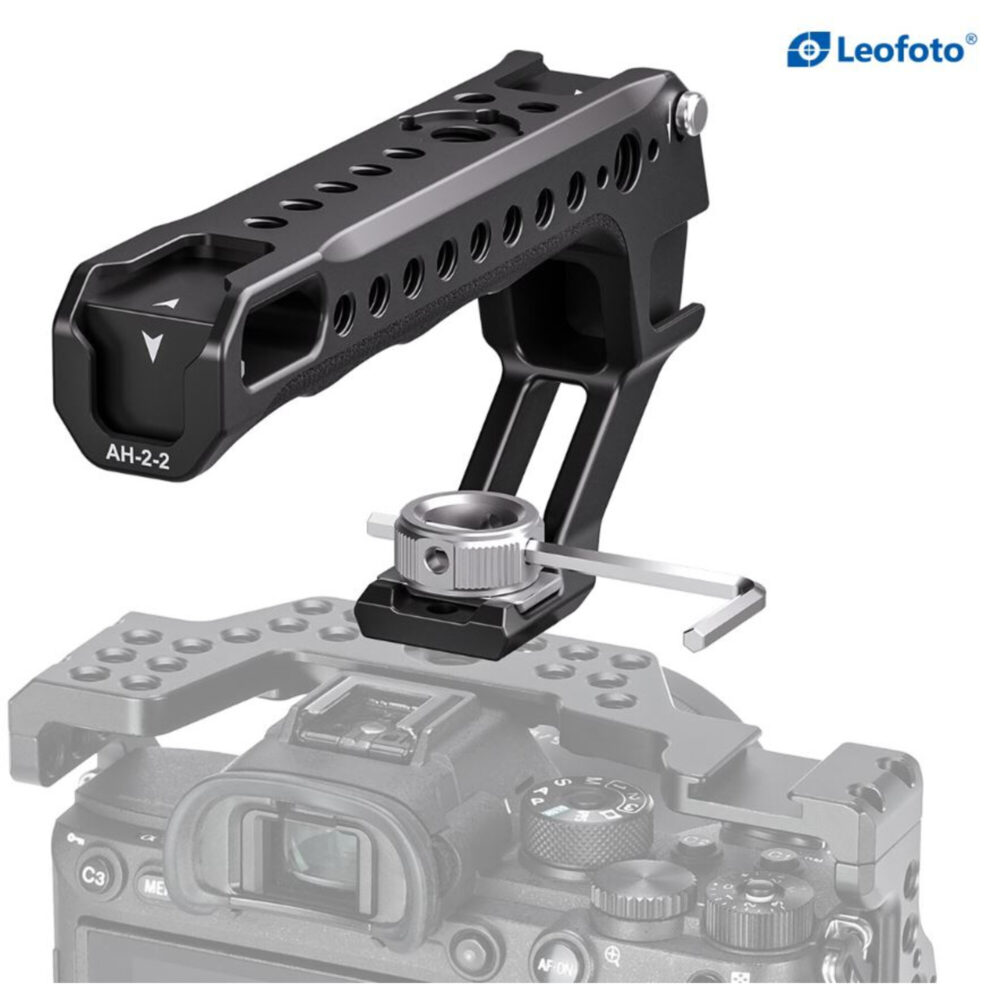 Leofoto AH-2-2 cameracage handgreep gemonteerd als top handle op cameracage boven systeemcamera met losse inbussleutel.