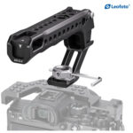 Leofoto AH-2-2 cameracage handgreep gemonteerd als top handle op cameracage boven systeemcamera met losse inbussleutel.