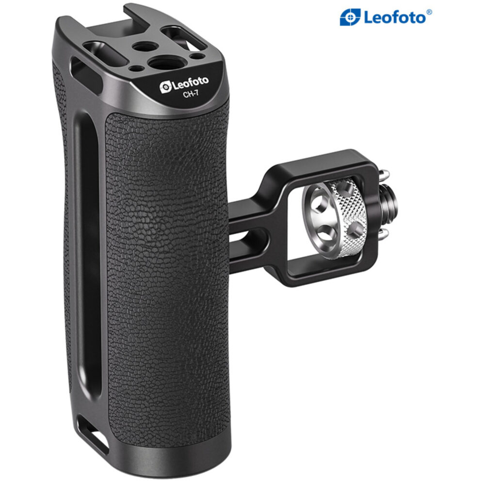Leofoto CH-7-2 cameracage handgreep close-up met siliconen grip en gemonteerde ARRI-klem.