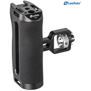 Leofoto CH-7-2 cameracage handgreep close-up met siliconen grip en gemonteerde ARRI-klem.