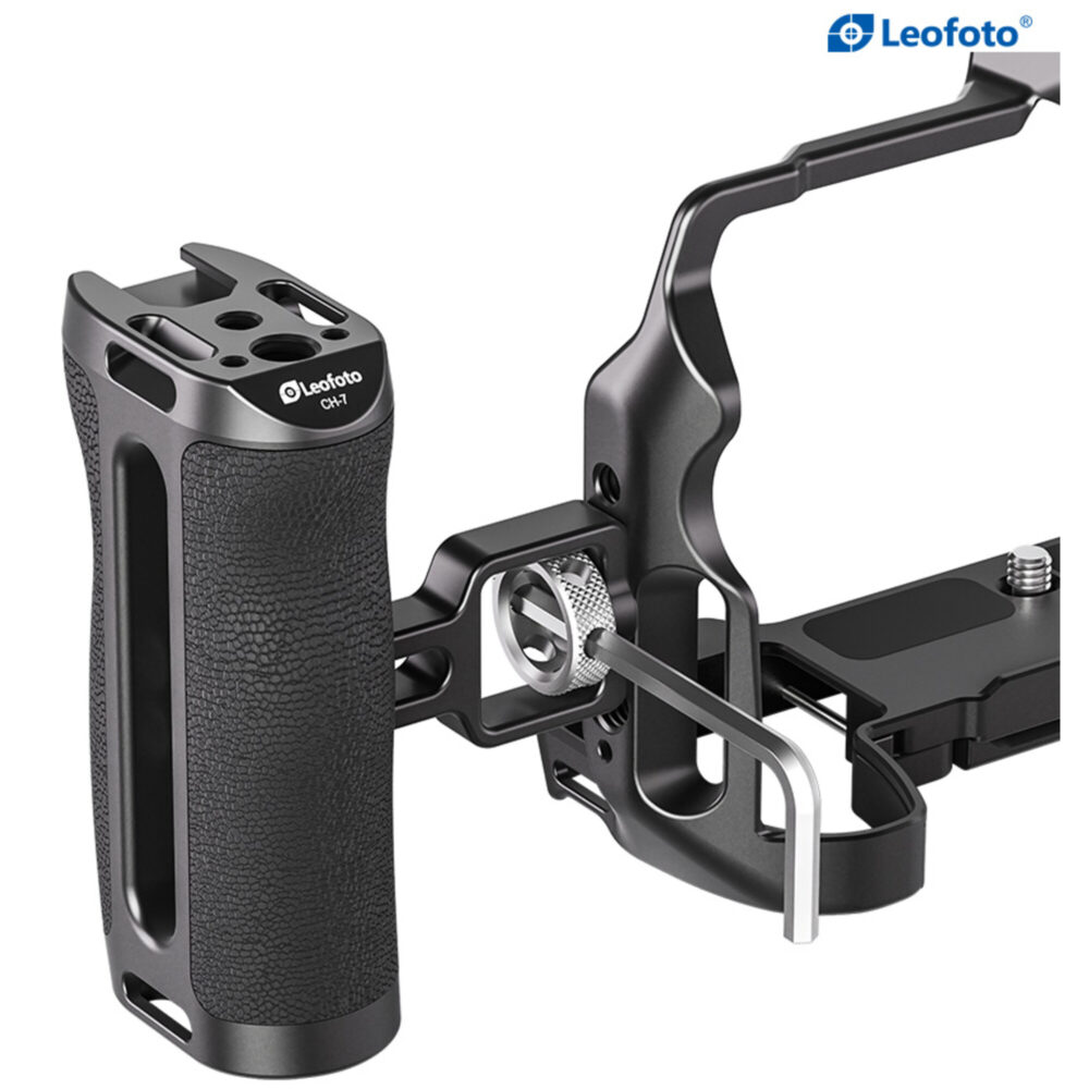 Leofoto CH-7-2 cameracage handgreep gemonteerd aan cameracage met ARRI-arm en aangetrokken inbussleutel.
