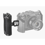 Leofoto CH-7-2 cameracage handgreep bevestigd aan cameracage op systeemcamera als complete rig-illustratie.