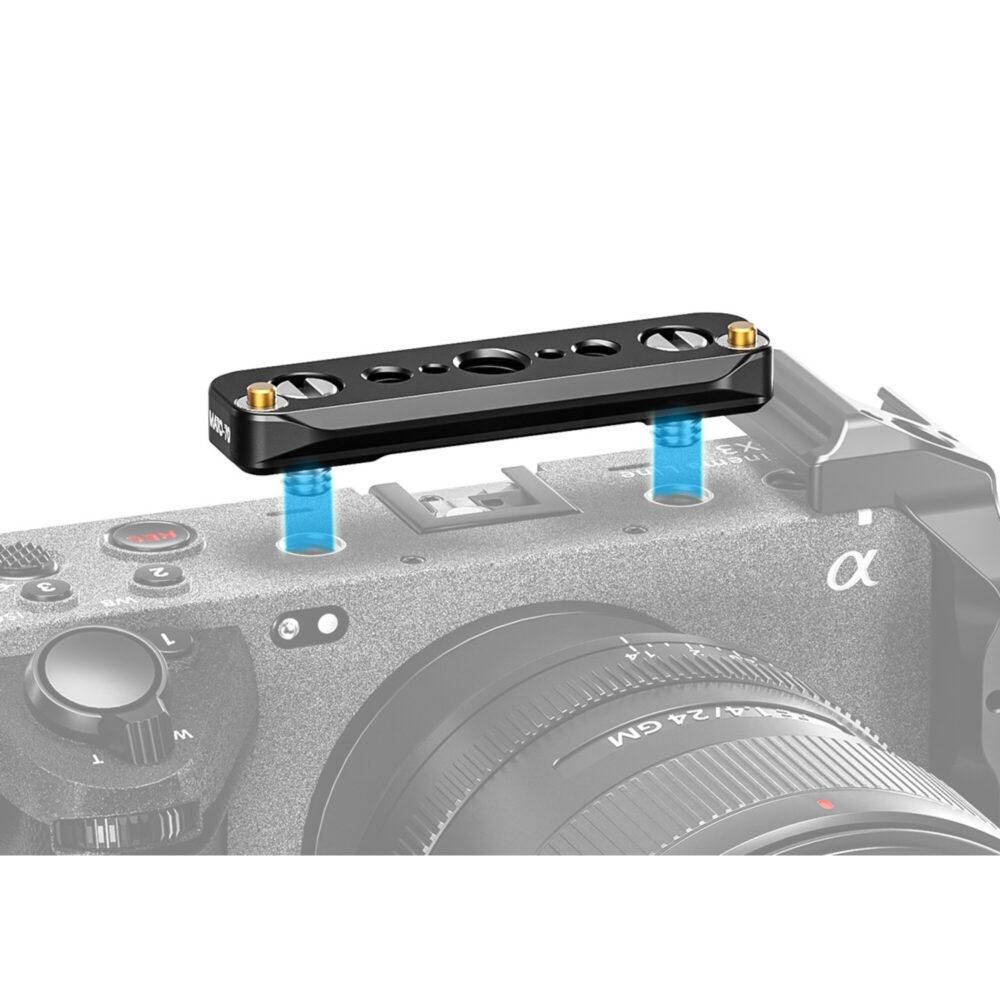 Leofoto FX3 cameracage met bovenhandgreep die via blauwe vergrendelingen op Sony FX3 wordt gemonteerd.