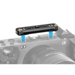 Leofoto FX3 cameracage met bovenhandgreep die via blauwe vergrendelingen op Sony FX3 wordt gemonteerd.