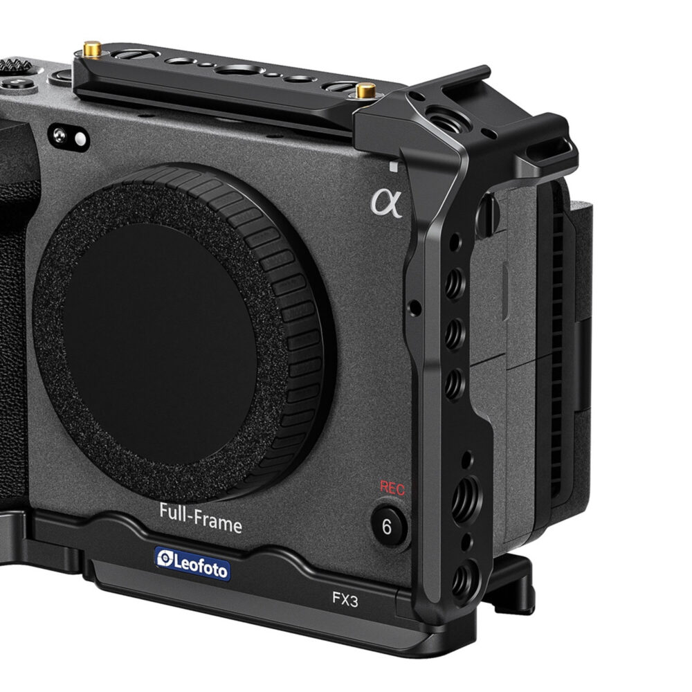 Leofoto FX3 cameracage vooraanzicht gemonteerd rond Sony FX3 body met open lensvatting.