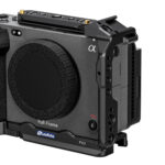 Leofoto FX3 cameracage vooraanzicht gemonteerd rond Sony FX3 body met open lensvatting.