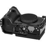 Leofoto FX3 cameracage onderaanzicht van liggende Sony FX3 met Arca-Swiss bodemplaat.
