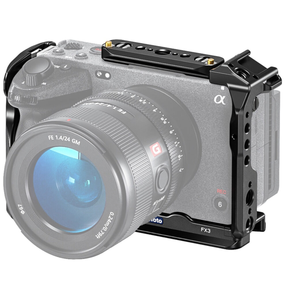 Leofoto FX3 cameracage schuin vooraanzicht gemonteerd op Sony FX3 met lens en bovenhandgreep.
