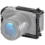 Leofoto FX3 cameracage schuin vooraanzicht gemonteerd op Sony FX3 met lens en bovenhandgreep.
