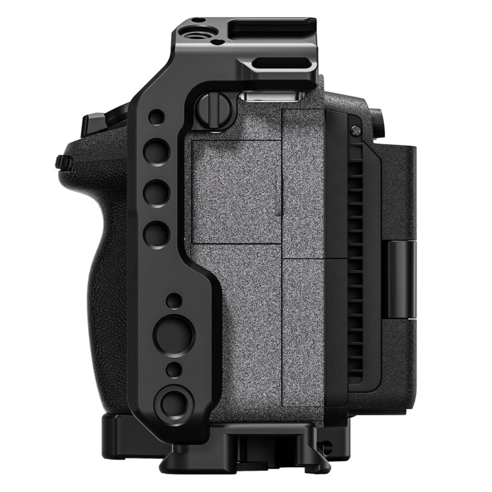 Leofoto FX3 cameracage schuin vooraanzicht gemonteerd op Sony FX3 met lens en bovenhandgreep.