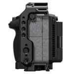 Leofoto FX3 cameracage schuin vooraanzicht gemonteerd op Sony FX3 met lens en bovenhandgreep.
