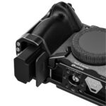 Leofoto FX3 cameracage detail van achterzijde met kabelaansluitingen en vergrendeling.