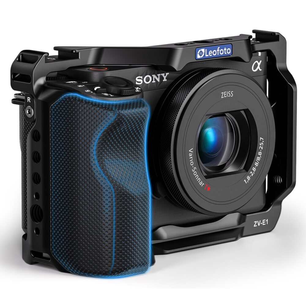 Leofoto ZV-E1 cameracage gemonteerd rond Sony ZV-E1 camera vooraanzicht met ergonomische grip en open lensvatting.