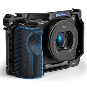Leofoto ZV-E1 cameracage gemonteerd rond Sony ZV-E1 camera vooraanzicht met ergonomische grip en open lensvatting.