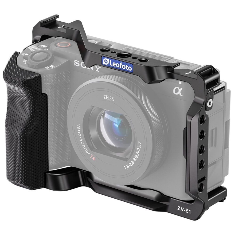 Leofoto ZV-E1 cameracage semi-transparante weergave rond Sony ZV-E1 om de nauwsluitende pasvorm van de cage te tonen.