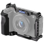 Leofoto ZV-E1 cameracage semi-transparante weergave rond Sony ZV-E1 om de nauwsluitende pasvorm van de cage te tonen.