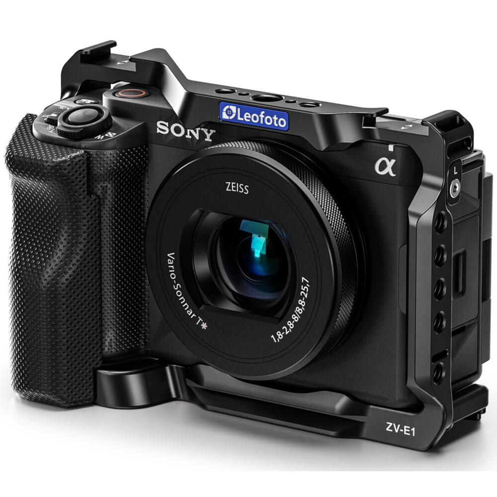 Leofoto ZV-E1 cameracage frontaanzicht met Sony ZV-E1 en lens gemonteerd op Arca-Swiss bodemplaat.
