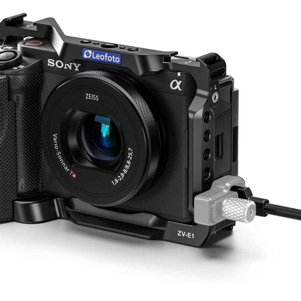 Leofoto ZV-E1 cameracage Sony ZV-E1 met aangesloten kabel en geïntegreerde kabelbescherming bij de aansluitpoorten.