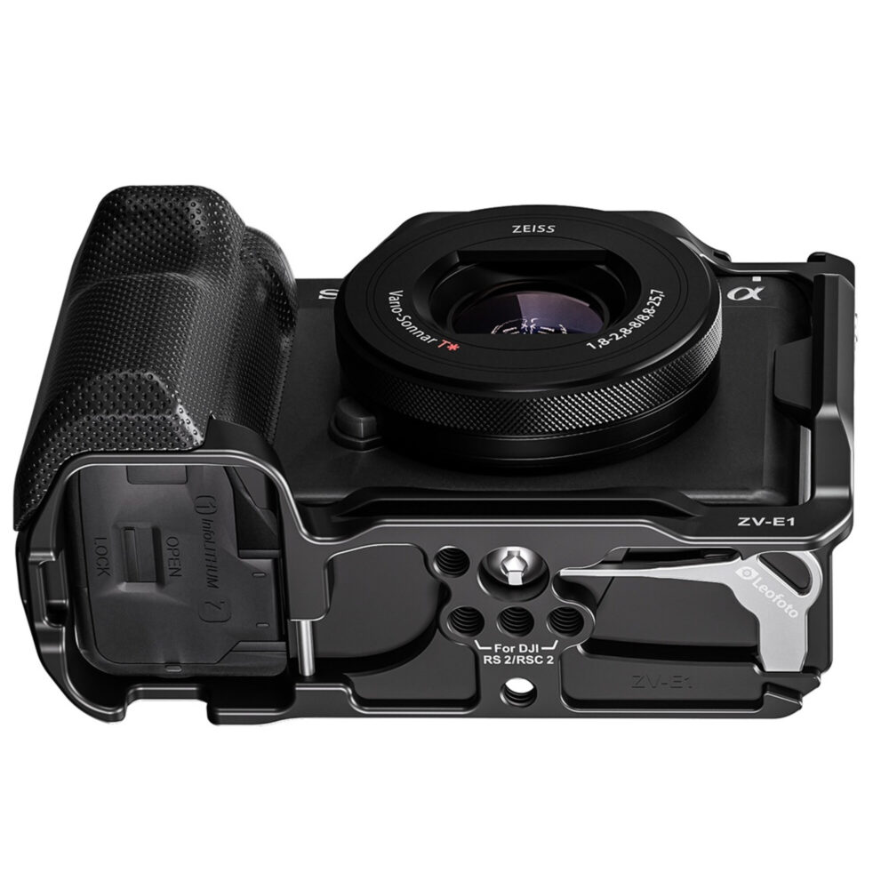 Leofoto ZV-E1 cameracage bovenaanzicht op liggende Sony ZV-E1 met zicht op bovenste montagegaten en cold-shoe.