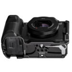 Leofoto ZV-E1 cameracage bovenaanzicht op liggende Sony ZV-E1 met zicht op bovenste montagegaten en cold-shoe.