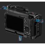 Leofoto ZV-E1 cameracage achteraanzicht met uitgeklapt lcd-scherm van Sony ZV-E1 en volledig toegankelijke knoppen.