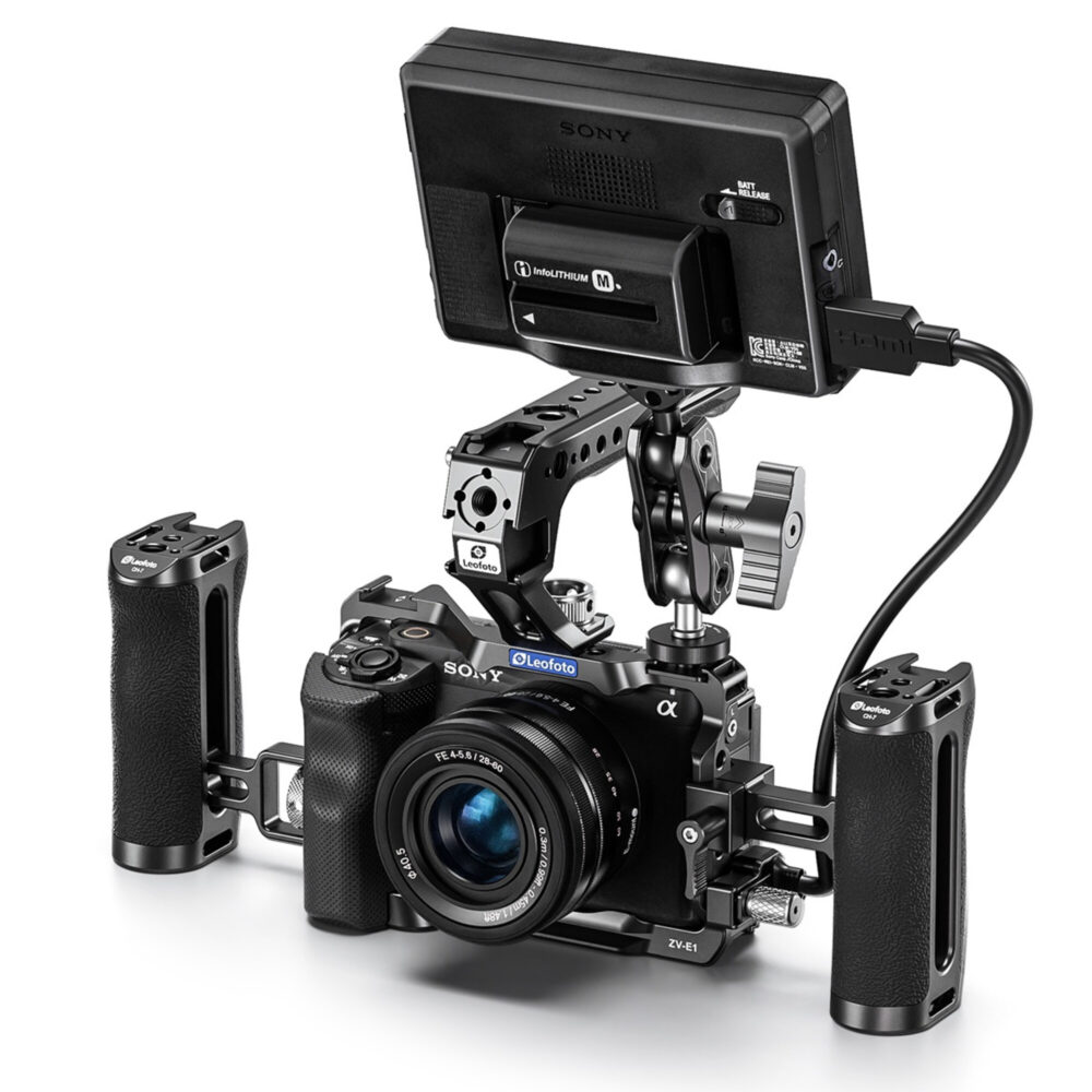 Leofoto ZV-E1 cameracage complete videorig met zijhandgrepen, bovenhandgreep, monitor en kabels als toepassingsvoorbeeld.