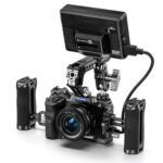 Leofoto ZV-E1 cameracage complete videorig met zijhandgrepen, bovenhandgreep, monitor en kabels als toepassingsvoorbeeld.