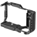 Leofoto ZV-E10 cameracage rechtsvoor aanzicht met ronde uitsparing voor lens en meerdere 1/4-inch schroefgaten.