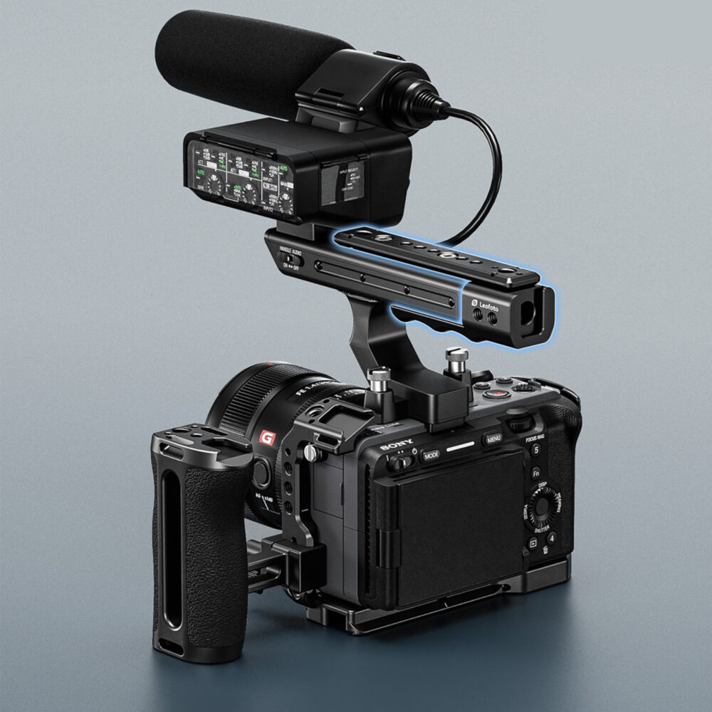 Leofoto FX3-XLR cameracage bovenhandgreep-uitbreiding gemonteerd op Sony FX3 rig met XLR-module en externe microfoon.