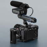 Leofoto FX3-XLR cameracage bovenhandgreep-uitbreiding gemonteerd op Sony FX3 rig met XLR-module en externe microfoon.