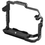 Leofoto GFX100II cameracage linksvoor aanzicht met hoge rechterzijde en meerdere 1/4-inch montagegaten.