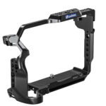 Leofoto GFX100II cameracage vooraanzicht met geïntegreerde grip en extra zijplaat met 1/4-inch schroefgaten.