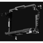 Leofoto GFX100II cameracage achteraanzicht op donkere achtergrond met volledig omlijst schermgedeelte.