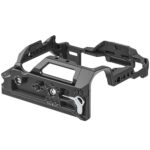 Leofoto Z9 cameracage onderaanzicht liggend met Arca-Swiss profiel en centrale bevestigingsschroef.
