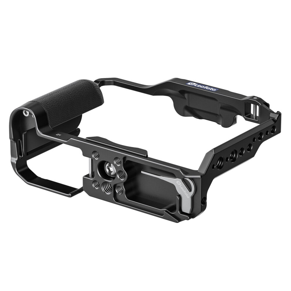 Leofoto cameracage voor Nikon Zf onderaanzicht liggend met brede Arca-Swiss basis en anti-twist pin.