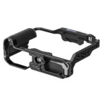 Leofoto cameracage voor Nikon Zf onderaanzicht liggend met brede Arca-Swiss basis en anti-twist pin.