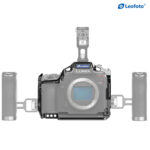 Leofoto S5II / G9 cameracage gemonteerd rond Panasonic Lumix camera met bovenhandgreep en twee zijhandgrepen.