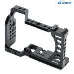 Leofoto cameracage voor Sony Alpha 7C rechtsvoor aanzicht met open toprail en meerdere 1/4-inch montagegaten.