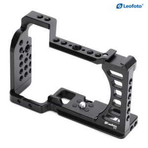 Leofoto cameracage voor Sony Alpha 7C rechtsvoor aanzicht met open toprail en meerdere 1/4-inch montagegaten.