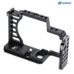 Leofoto cameracage voor Sony Alpha 7C diagonaal zijaanzicht met skeletachtige grip en perforaties voor gewichtsbesparing.