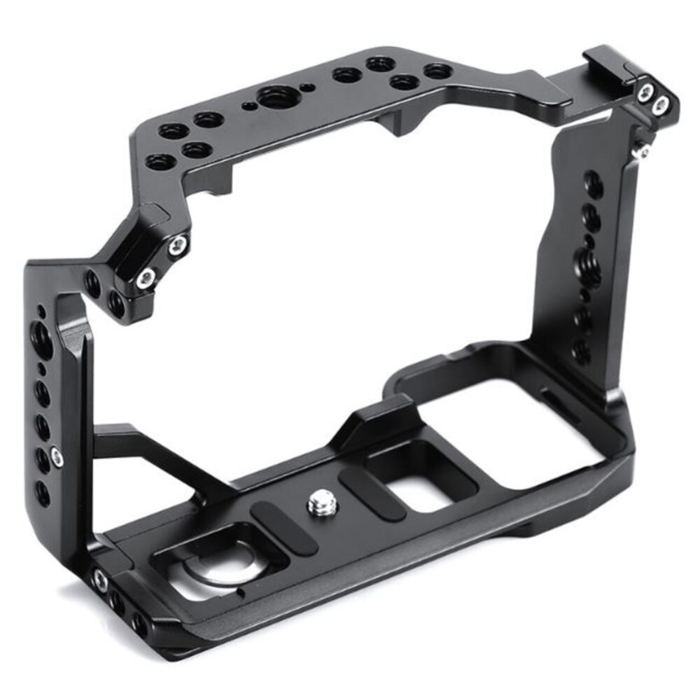 Leofoto cameracage voor Sony Alpha 7 IV rechtsvoor aanzicht met lange toprail en meerdere 1/4-inch schroefgaten.