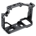 Leofoto cameracage voor Sony Alpha 7 IV rechtsvoor aanzicht met lange toprail en meerdere 1/4-inch schroefgaten.