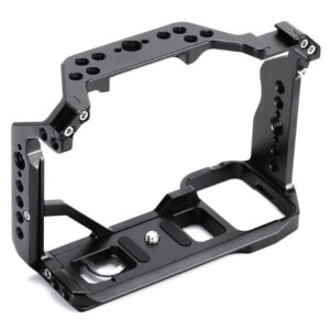 Leofoto cameracage voor Sony Alpha 7 IV rechtsvoor aanzicht met lange toprail en meerdere 1/4-inch schroefgaten.