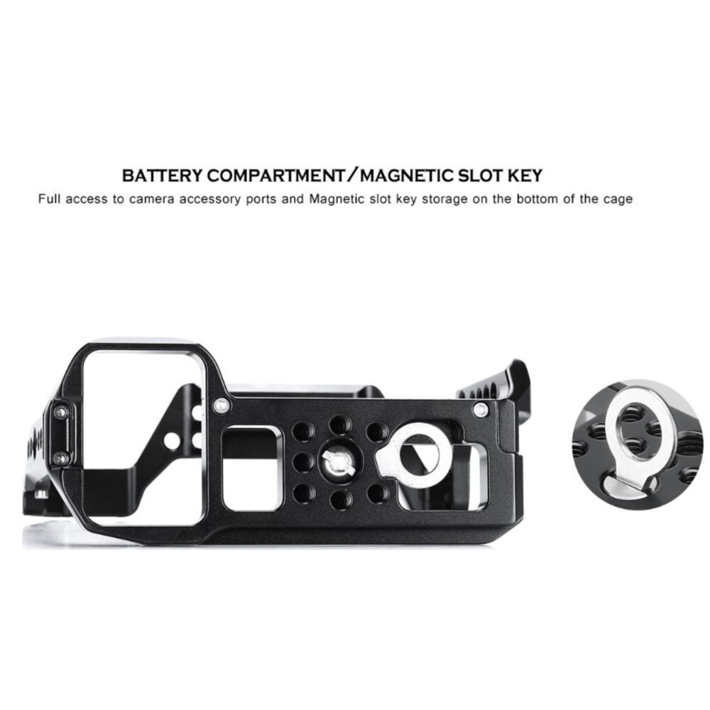 Leofoto cameracage voor Sony Alpha 7 IV diagonaal achteraanzicht met vrij batterijvak en bodemplaatuitsparingen.